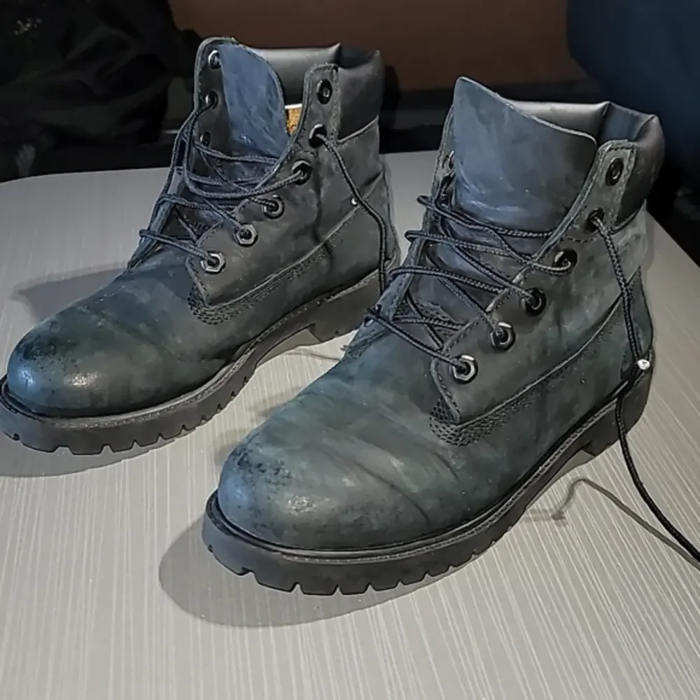 Timberland Classic Black Boots (Big Boys) 4.5 Great Condition.  (6.5 in Women's)